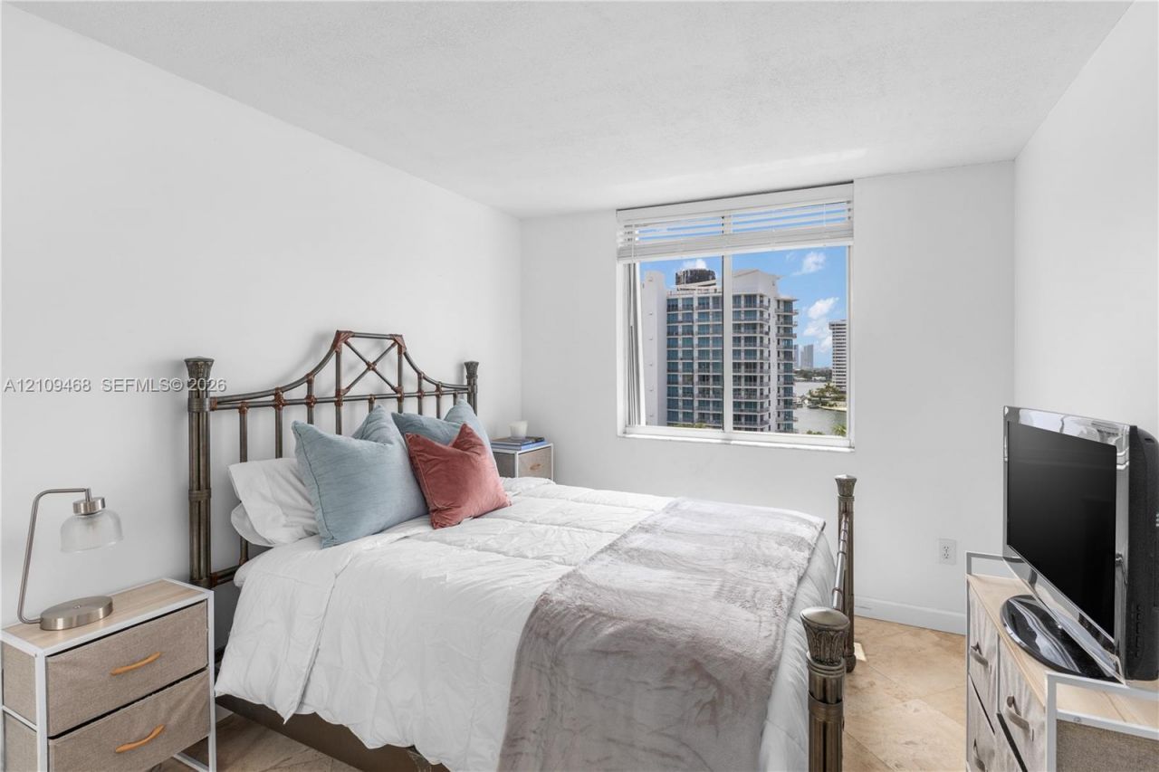 1621 Bay Rd , Unit 906, Miami Beach, FL 33139 Photo