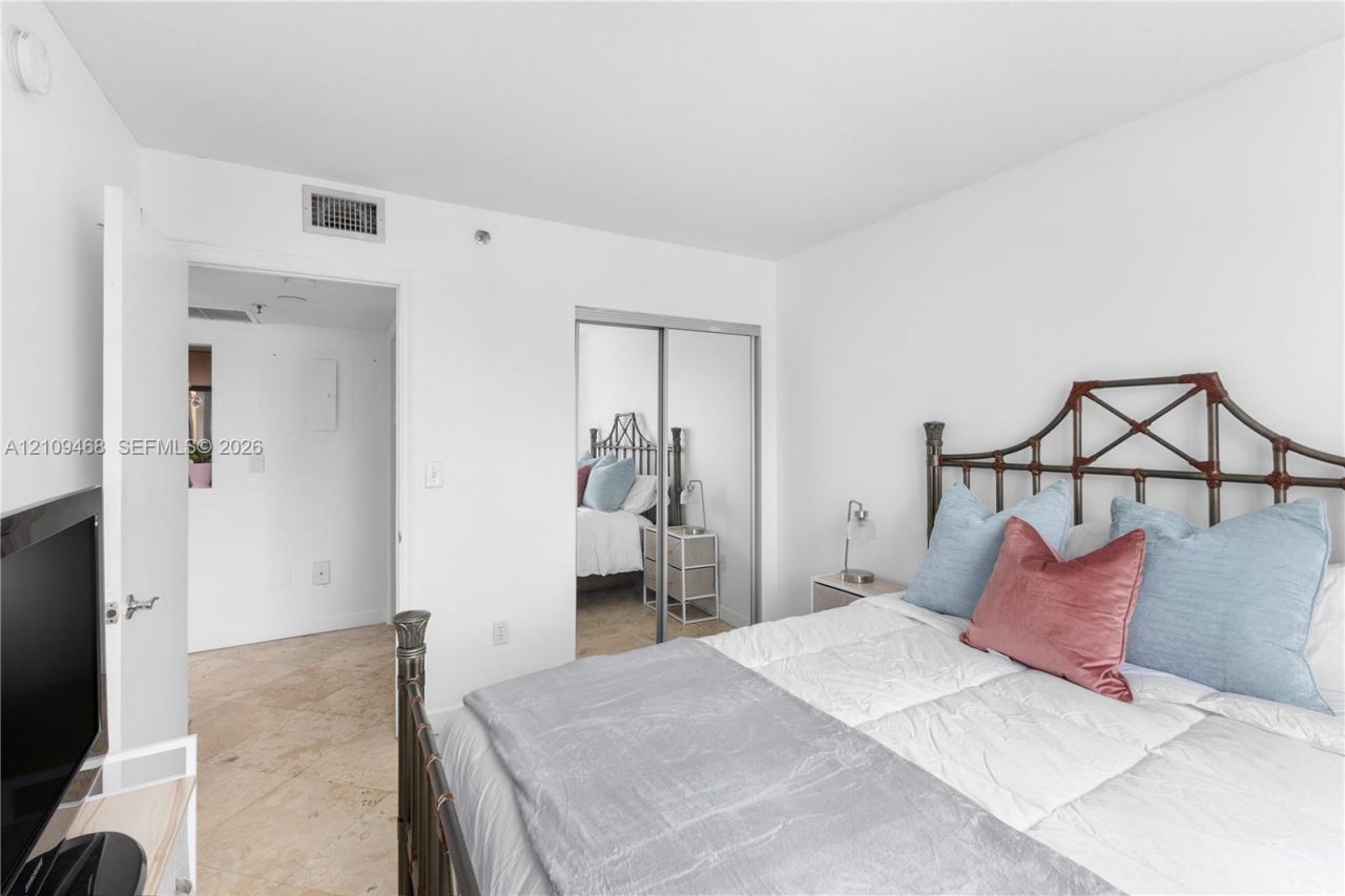 1621 Bay Rd , Unit 906, Miami Beach, FL 33139 Photo