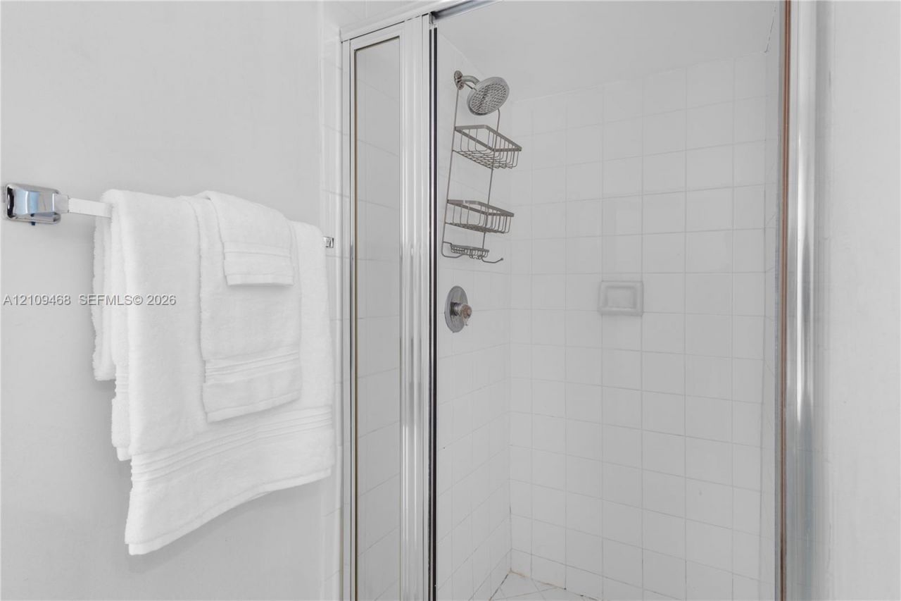 1621 Bay Rd , Unit 906, Miami Beach, FL 33139 Photo