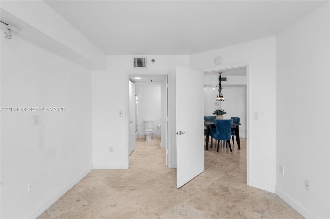 1621 Bay Rd , Unit 906, Miami Beach, FL 33139 Photo