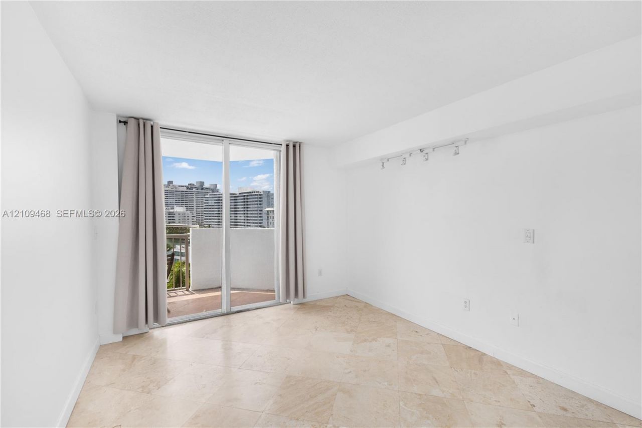 1621 Bay Rd , Unit 906, Miami Beach, FL 33139 Photo
