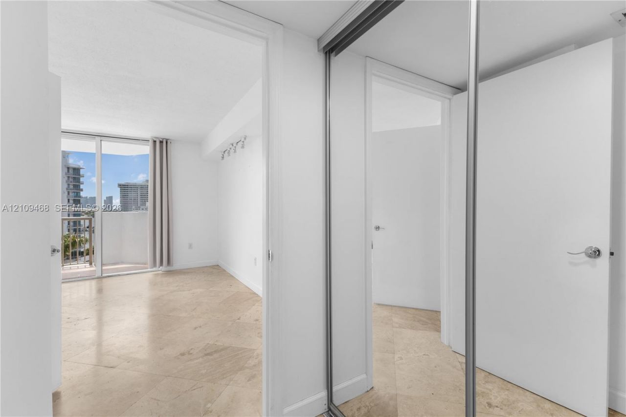 1621 Bay Rd , Unit 906, Miami Beach, FL 33139 Photo