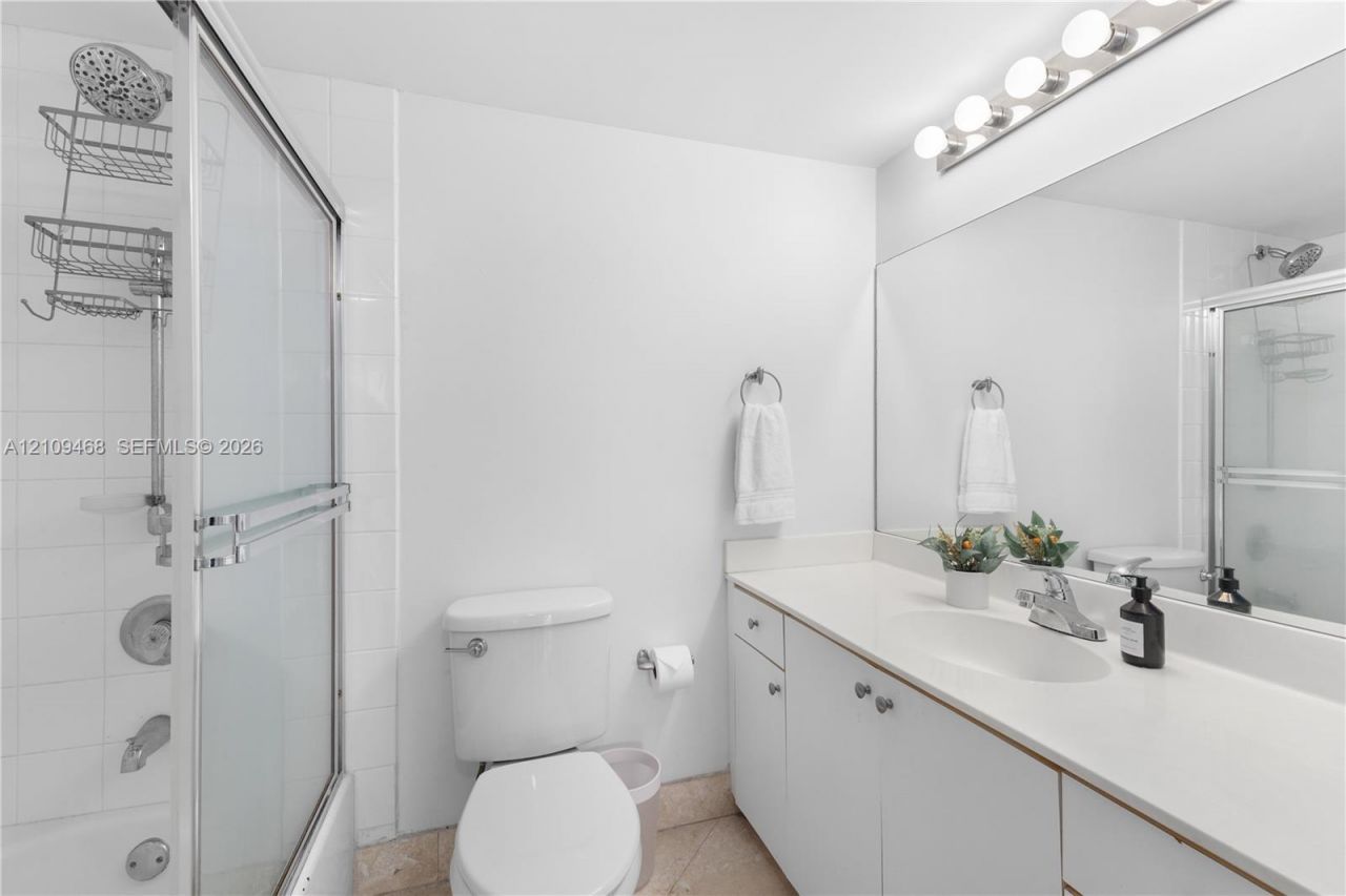 1621 Bay Rd , Unit 906, Miami Beach, FL 33139 Photo