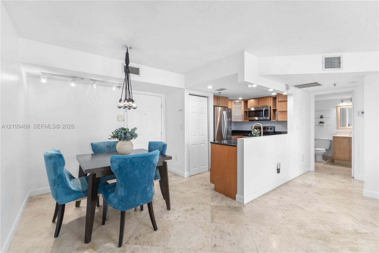 1621 Bay Rd , Unit 906, Miami Beach, FL 33139 Photo