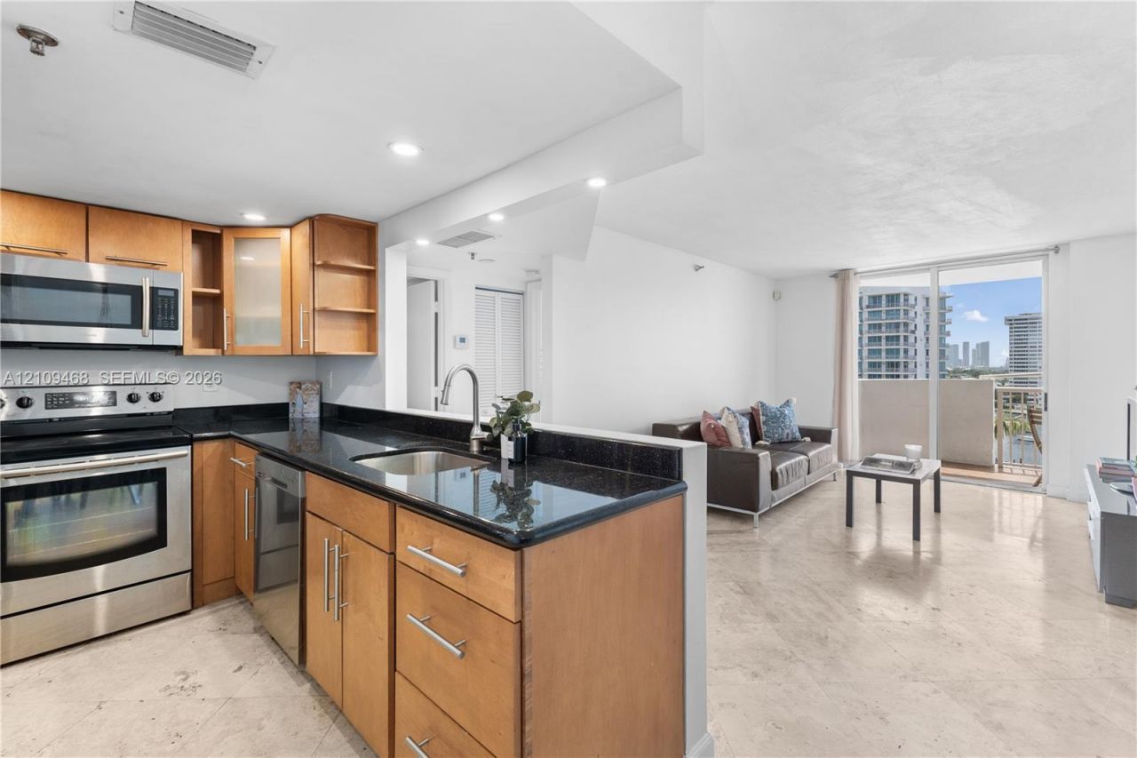 1621 Bay Rd , Unit 906, Miami Beach, FL 33139 Photo