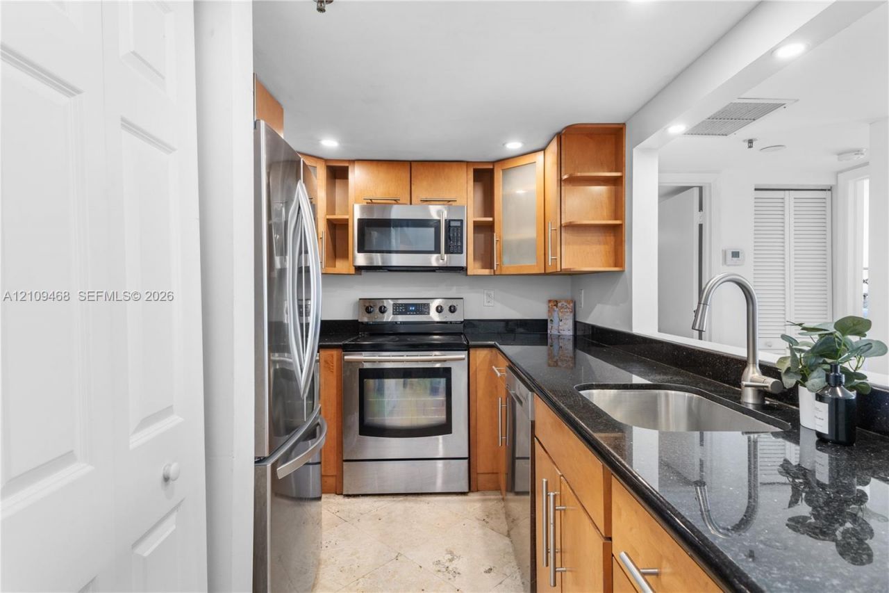 1621 Bay Rd , Unit 906, Miami Beach, FL 33139 Photo