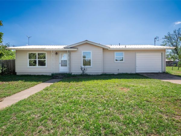 906 E Brown ST , Llano, TX 78643