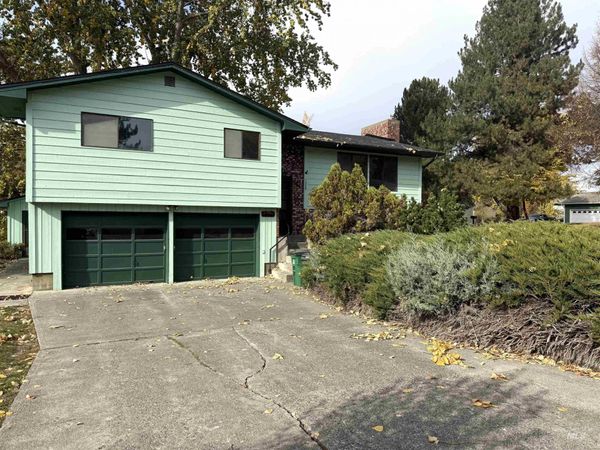 1329 Tamarack, Moscow, ID 83843