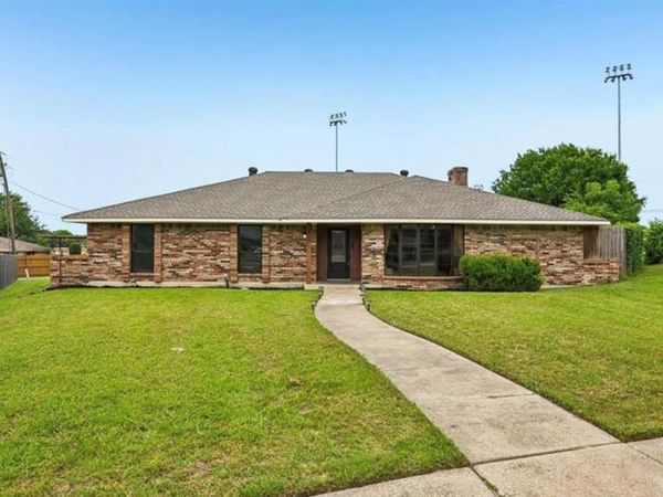 813 Oakbluff Drive , Lancaster, TX 75146