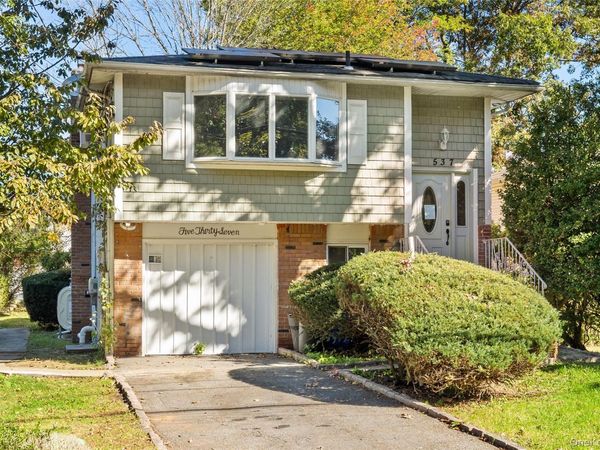 537 Lakeway Drive , North Babylon, NY 11703