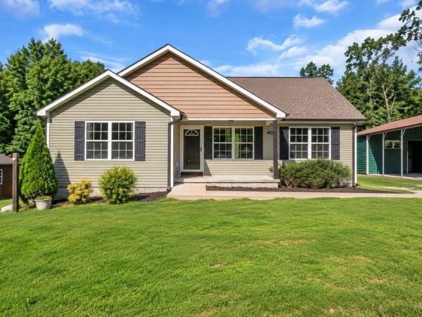 1315 North Charlotte Street , Dickson, TN 37055