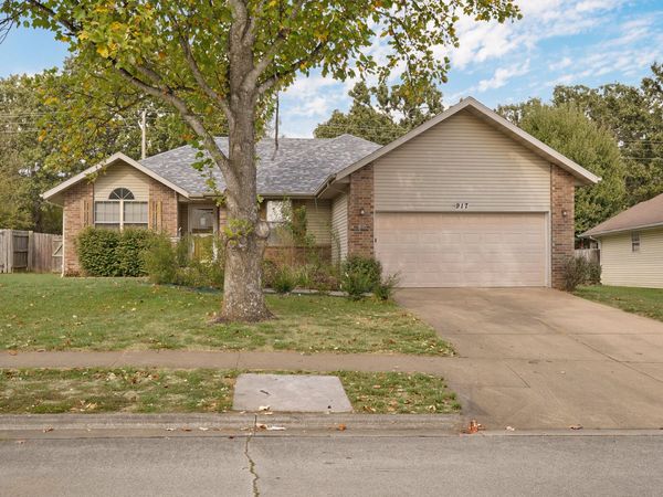917 W Turnberry Boulevard , Ozark, MO 65721