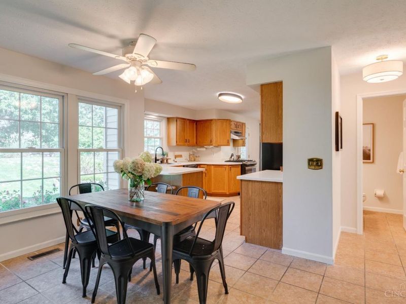 10040 Fox Chase Drive, Loveland, OH 45140 Photo 12