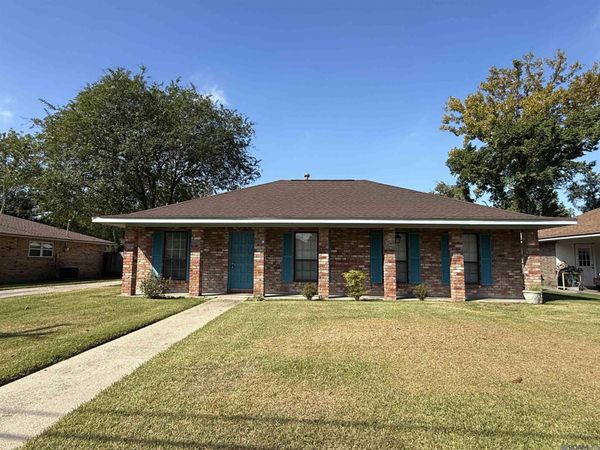 1711 S Park Ave, Gonzales, LA 70737