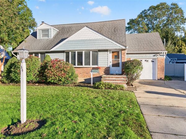 29 North Drive, Westbury, NY 11590