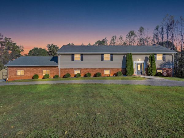 111 Scenic DR, Vinton, VA 24179