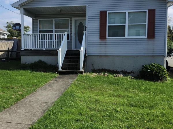 61 Oak Street, Hudson, PA 18705
