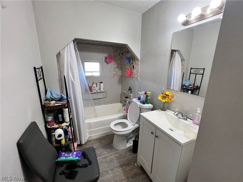 4004 Carlyle Avenue, Cleveland, OH 44109 Photo 19