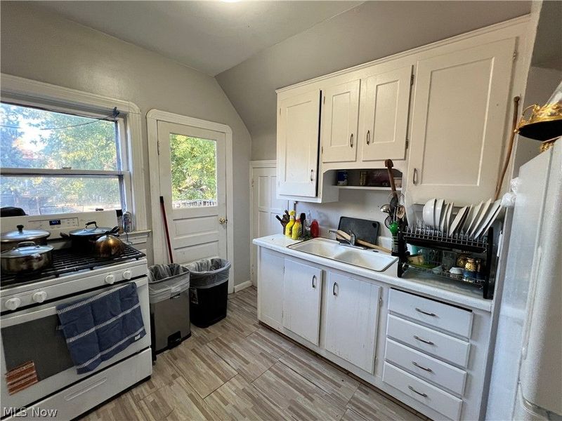 4004 Carlyle Avenue, Cleveland, OH 44109 Photo 22