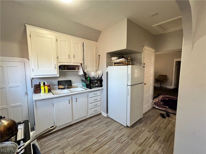 4004 Carlyle Avenue, Cleveland, OH 44109 Photo 23