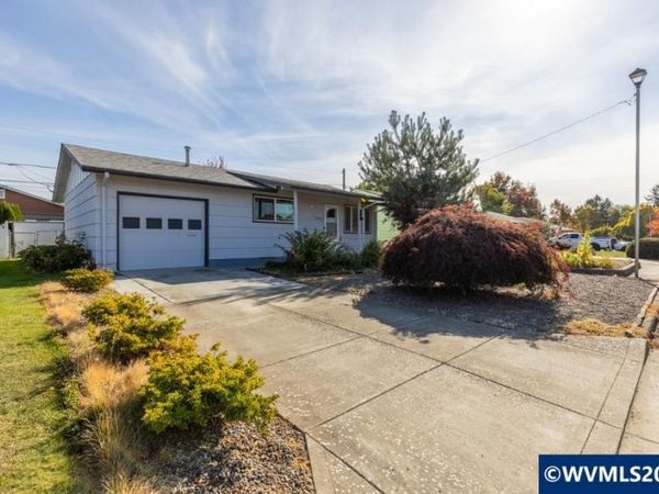 1456 Country Club Cir, Woodburn, OR 97071