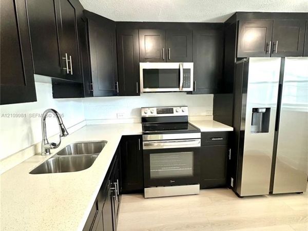 445 NE 195th St, Unit 326, Miami, FL 33179