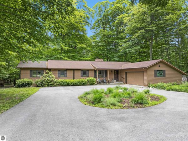 3862 Trillium Drive N, Leland, MI 49654