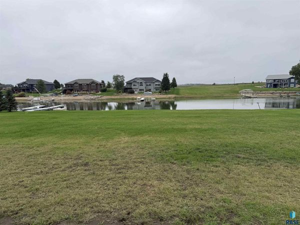 111 Woodland Dr, Madison, SD 57042