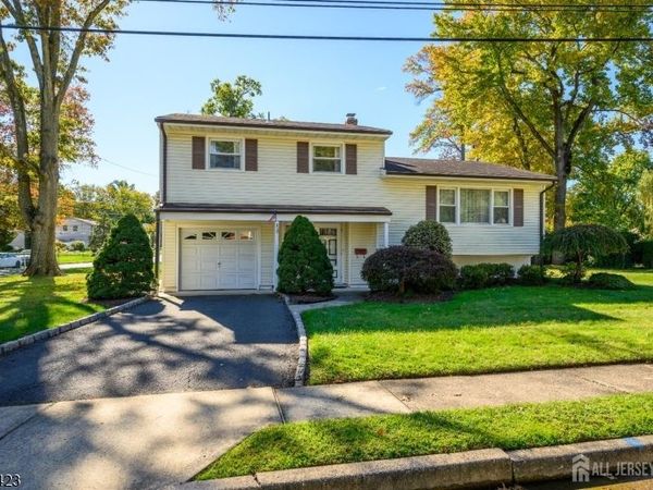 5 Berdine Court, Woodbridge, NJ 07067