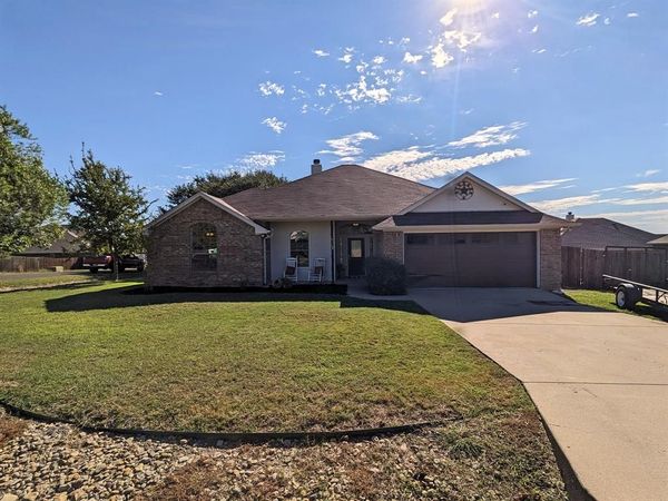 916 Winding Road , Granbury, TX 76049
