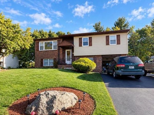 914 SUELLEN DRIVE , READING, PA 19605