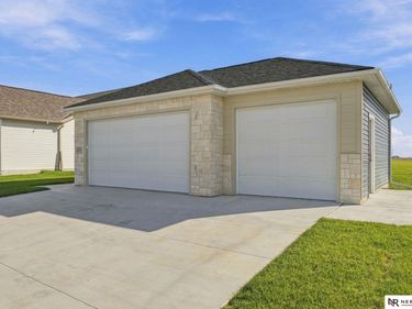 8701 Camrose Lane, Lincoln, NE 68526