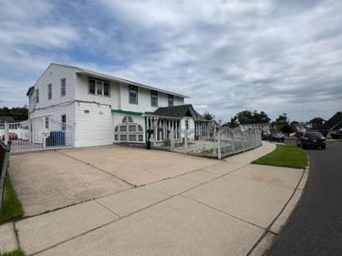 10 MIDDLE ROAD , LEVITTOWN, PA 19056