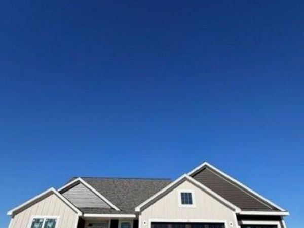 526 Talbots Woods Dr, Dousman, WI 53118