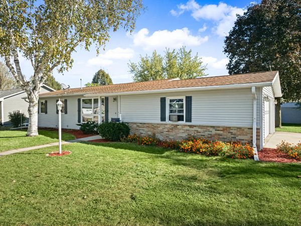 1328 James Ct, Jefferson, WI 53549