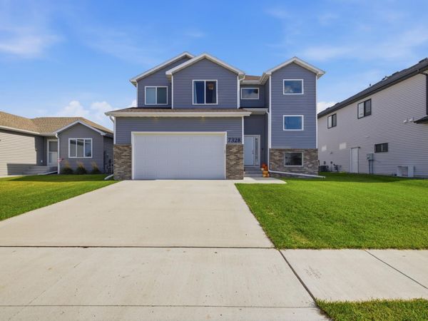 7328 Aquiline Drive S, Fargo, ND 58104