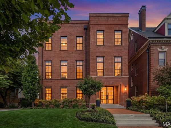 4469 Westminster Place, St Louis, MO 63108