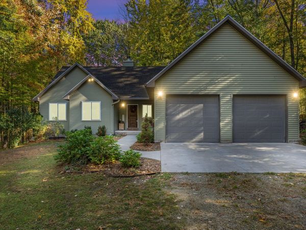 10154 Connelley Avenue NE, Greenville, MI 48838