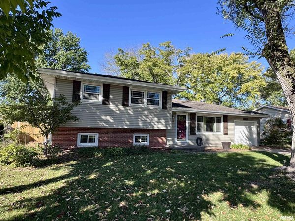 1143 Debbie Lane, Macomb, IL 61455