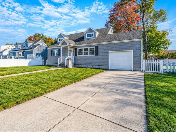 1025 N Greene Avenue , Lindenhurst, NY 11757