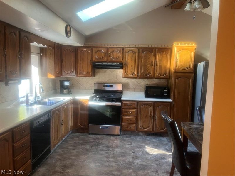 5769 Emerson Avenue NW, Champion, OH 44483 Photo 3