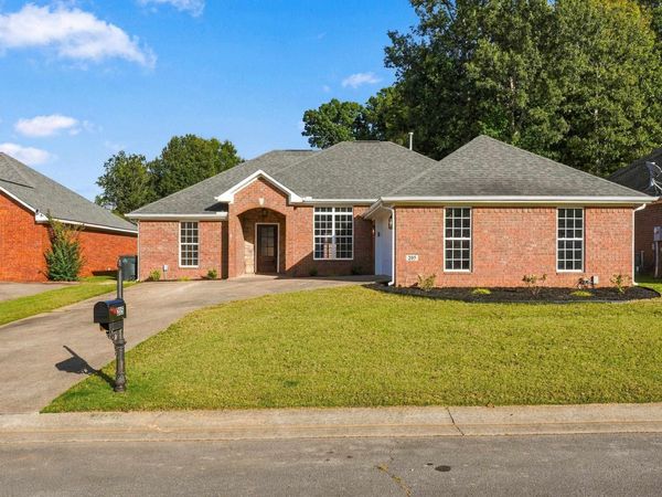 205 Somerled Ct, Florence, AL 35633