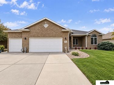 8049 Hunters Ridge Road, Lincoln, NE 68516