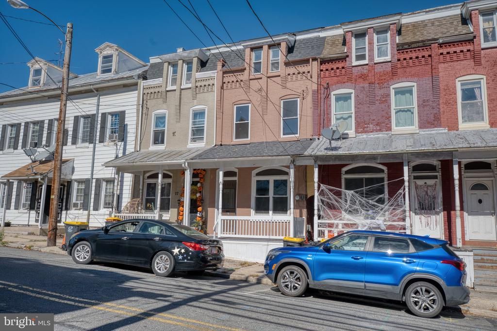 19 E HIGH STREET , WOMELSDORF, PA 19567