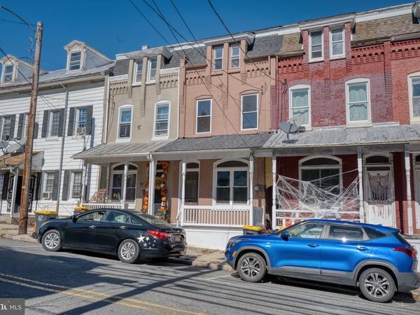 19 E HIGH STREET , WOMELSDORF, PA 19567