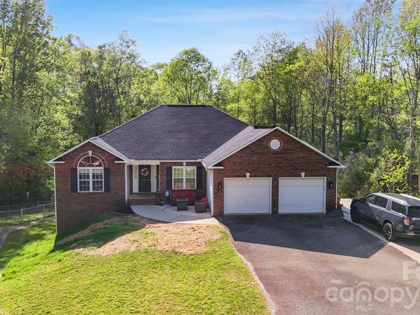 3232 47th Avenue Place , Hickory, NC 28601