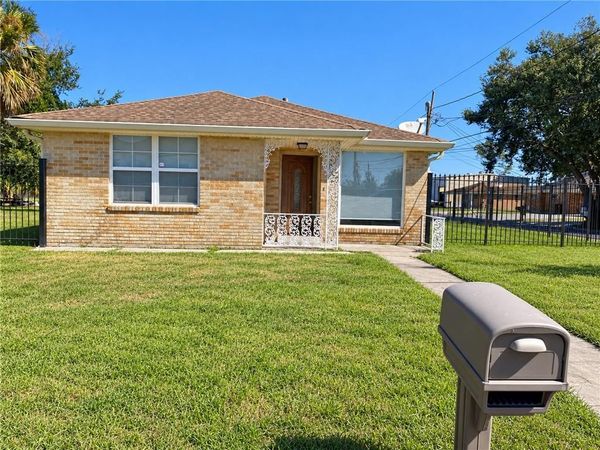 201 W CELESTINE Street , Chalmette, LA 70043