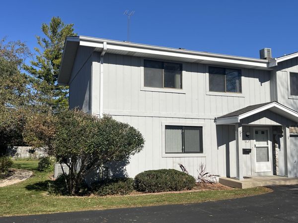8018 W Manor Cir, Milwaukee, WI 53223