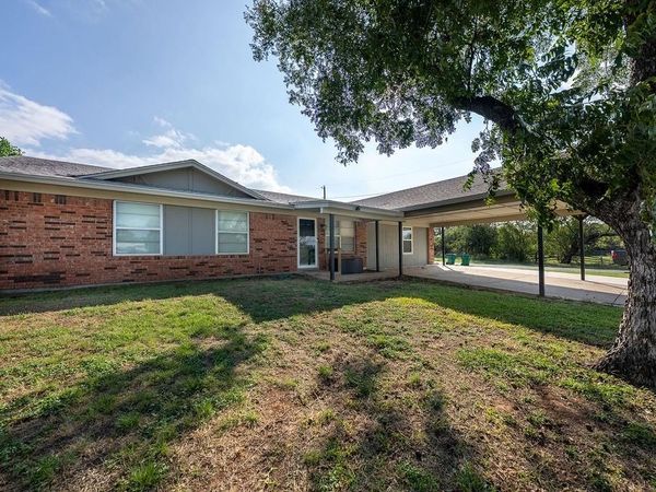 1610 W Plummer Street , Eastland, TX 76448