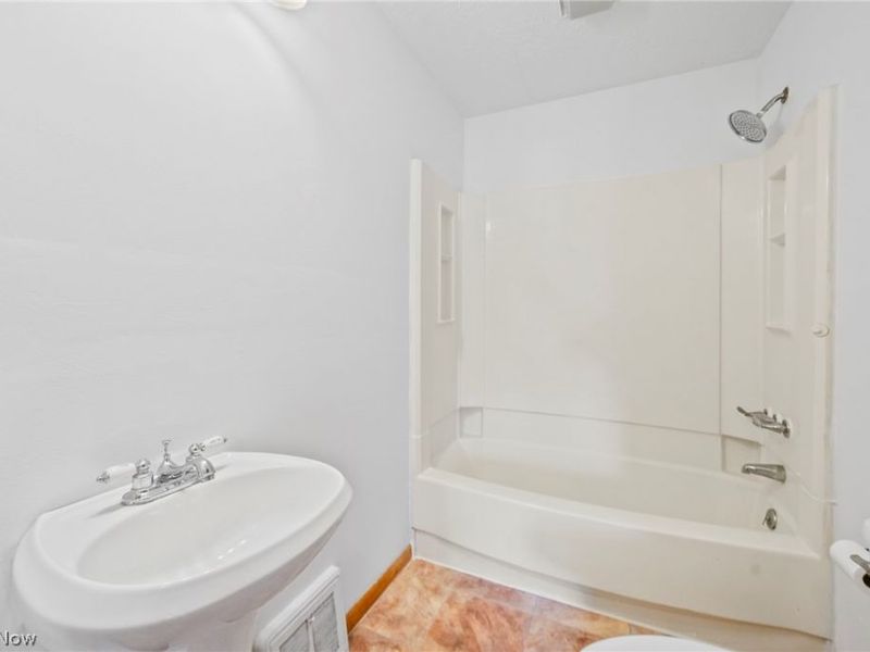 1427 E Broad, Louisville, OH 44641 Photo 15